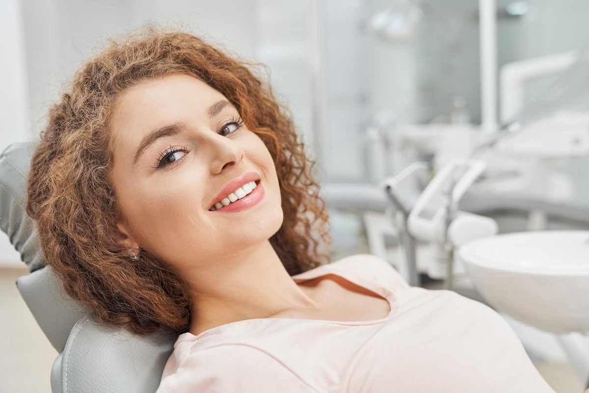 What is the difference between Hollywood smile and veneers?